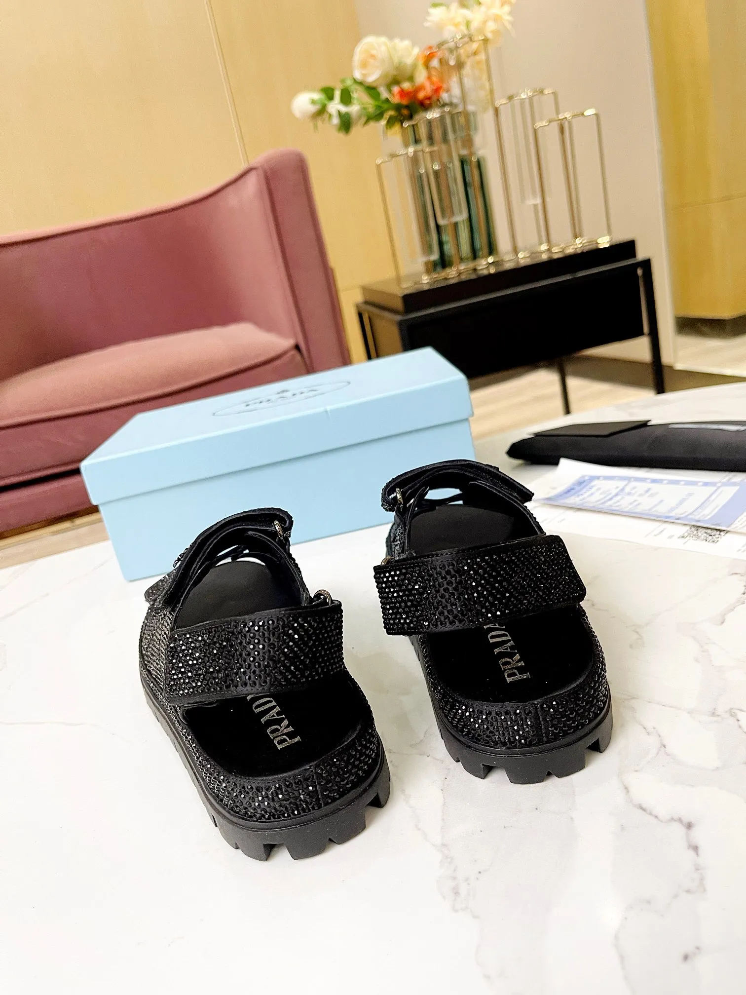 💕💕Factory direct selling price p600💕💕 𝐏𝐑𝐀𝐃𝐀 ｜𝟐𝟎𝟐3/𝐒𝐒 𝐧𝐞𝐰 High version 💯💯💯 Parda 2023/fw new series Prada triangle logo rhinestone counter [authentic grade] version‼ ️Purchase ZP customization, the highest version on the market‼ ️ The original development shoe shape is super correct ‼ ️Highest restoration shoe type ‼ ️ Very good wrapping, slimming, high-end, super comfortable ‼ ️ Upper: imported silk, lining: lambskin, customized molding with iconic logo triangle buckle, outsole: original molding + hot-drilling process + pure handmade precision production. Code number: 35-39 (40, 41, customizable and non-returnable)